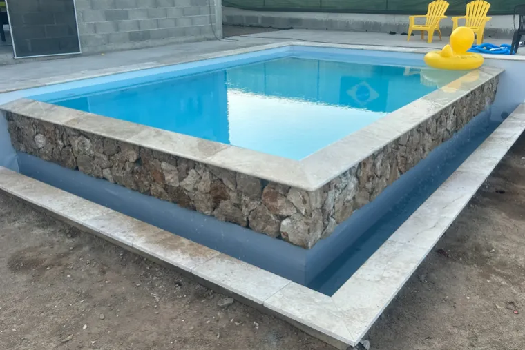 Construction d'une piscine semi-enterrée à Prunelli-di-Fiumorbu